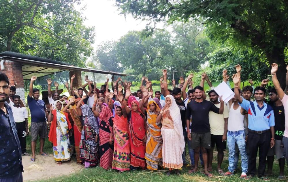 रायबरेली: बसंतपुर कठोइया मे फल फूल रहे अवैद्य कच्ची शराब के धंधे को बन्द कराने के बाबत लोगों ने किया प्रदर्शन