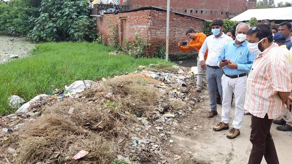 फर्रुखाबाद: जिलाधिकारी के निरीक्षण में बजबजाते तालाबों और नालियों की सफाई को दिए निर्देश