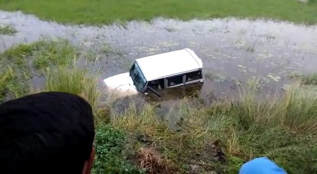 रायबरेली -बोलेरो अनियंत्रित होकर पुल के नीचे गिरी