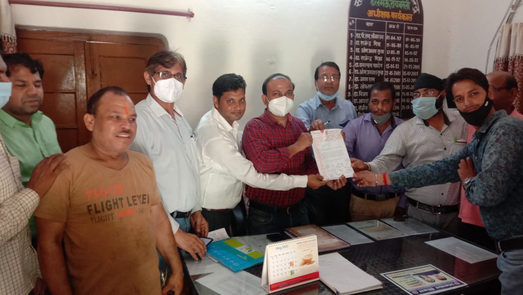 रायबरेली :अखिल भारतीय उद्योग व्यापार मंडल डलमऊ के पदाधिकारियों ने कोविड-19 वैक्सीन सेंटर मुराई बाग डलमऊ में लगवाने हेतु चिकित्सा अधीक्षक से की मुलाकात