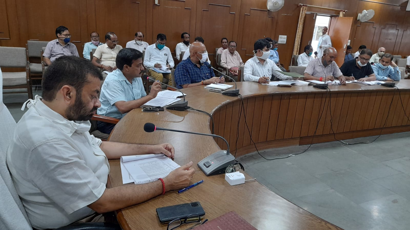 फर्रुखाबाद :जिलाधिकारी श्री मानवेंद्र  सिंह की अध्यक्षता में राजस्व कार्यों की समीक्षा बैठक हुई संपन्न