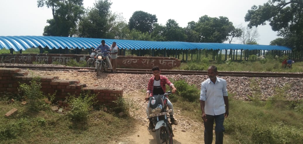 फर्रुखाबाद: रेलवे लाइन के भूमिगत पुलिया दे रही है मौत को दावत