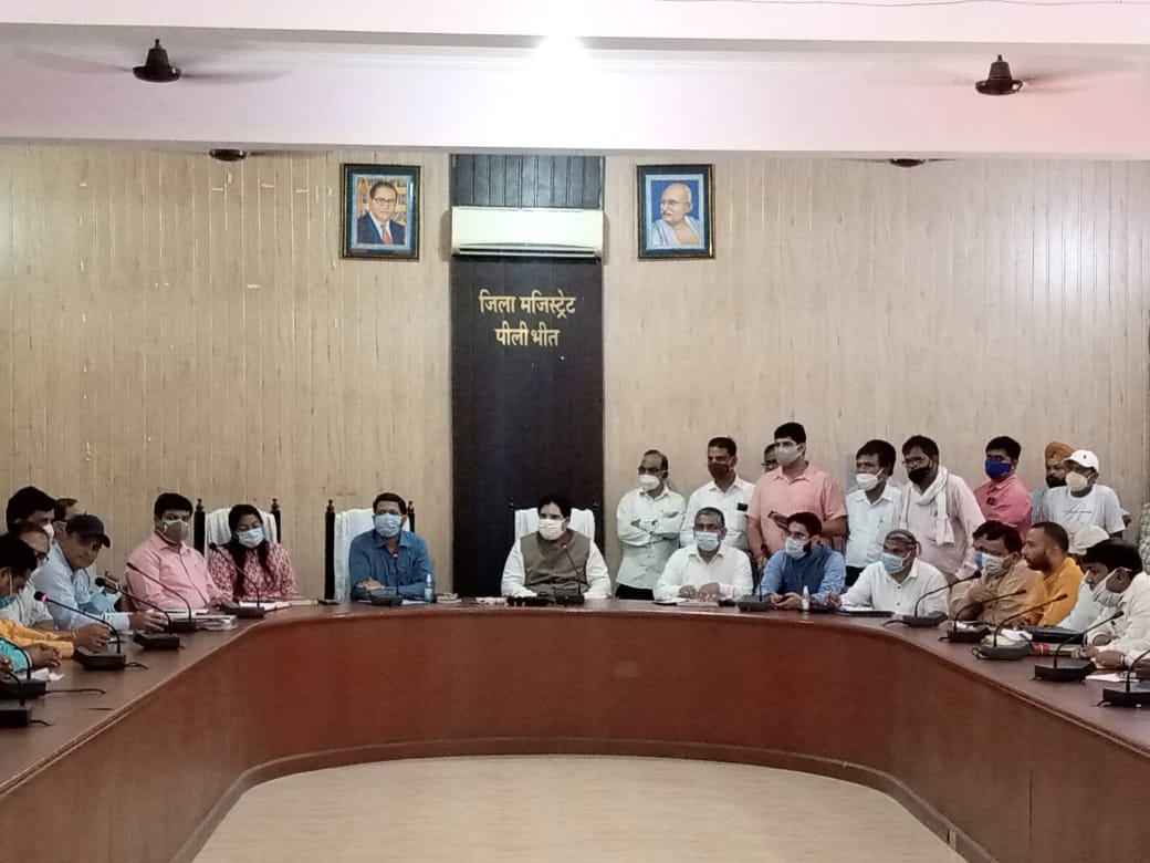 पीलीभीत :मा0 सांसद जी द्वारा बंगाली समाज की समस्याऐं सुनकर आवश्यक कार्यवाही हेतु सम्बन्धित अधिकारियों को किया गया निर्देशित।