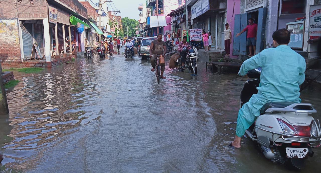 फर्रुखाबाद : बाaरिश हुई तो तालाब बन गए रोड