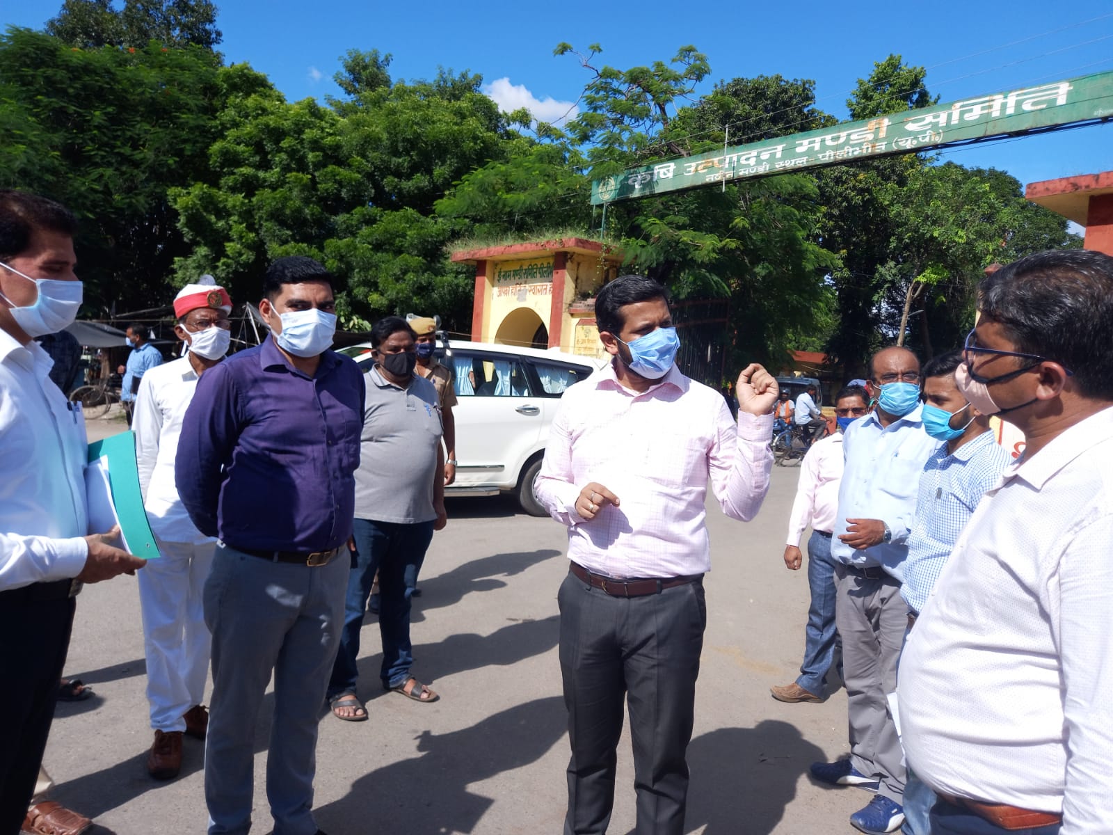 पीलीभीत  :जिलाधिकारी द्वारा मण्डी में धान खरीद हेतु स्थापित केन्द्रों पर व्यवस्थाऐं सुनिश्चित कराने के दृष्टिगत किया गया औचक निरीक्षण