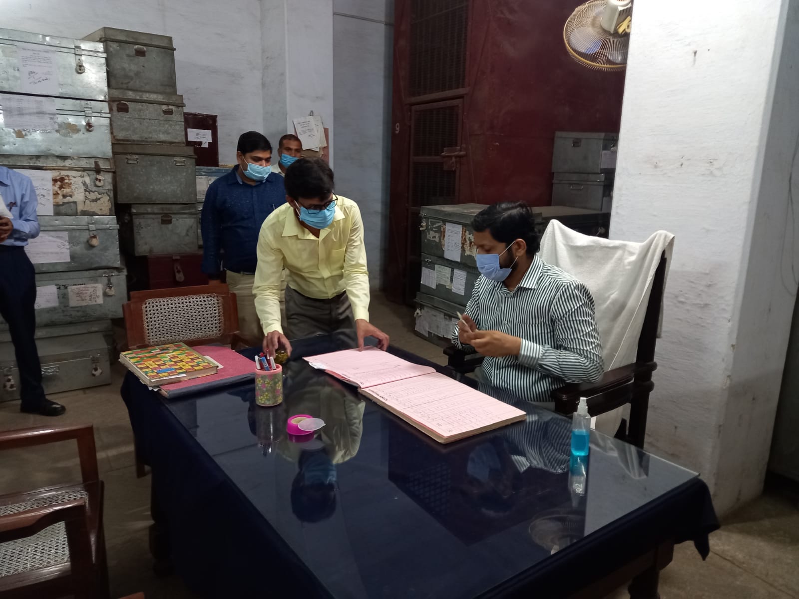 पीलीभीत जिलाधिकारी द्वारा डबल व सिंगल लॉक रूम का किया गया निरीक्षण।