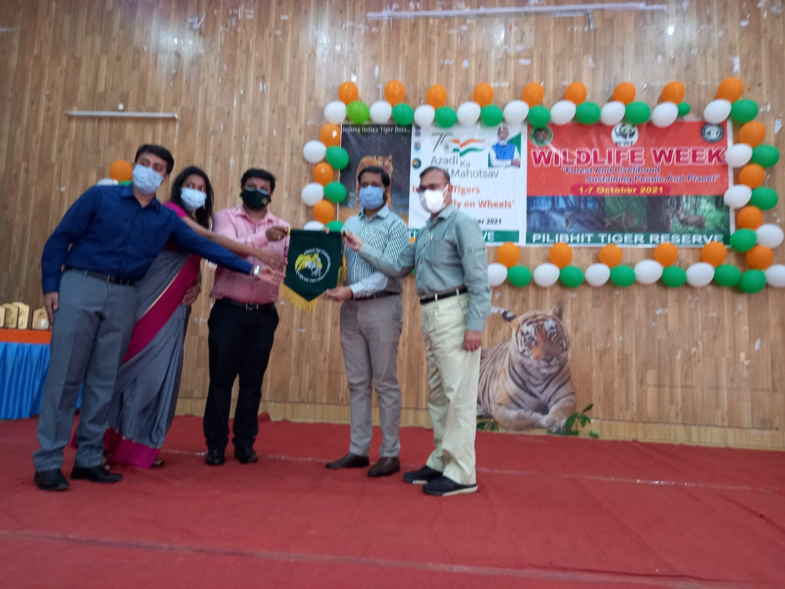 पीलीभीत जिलाधिकारी द्वारा इण्डिया फॉर टाइगर्स-ए रियली ऑन व्हील्स तथा प्राणी सप्ताह का किया गया शुभारम्भ