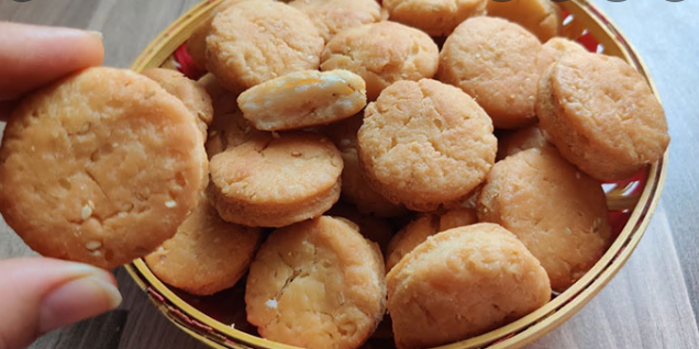 एक बिस्किट ने बदल दी महिला की ज़िंदगी, छूट गई थी नौकरी