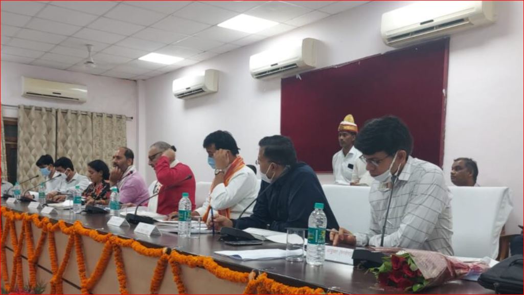 मा0 केंद्रीय मंत्री ने अधिकारियों के साथ ग्रामीण विकास एवं पंचायती राज से संबंधित योजनाओं की समीक्षा की, दिए आवश्यक निर्देश