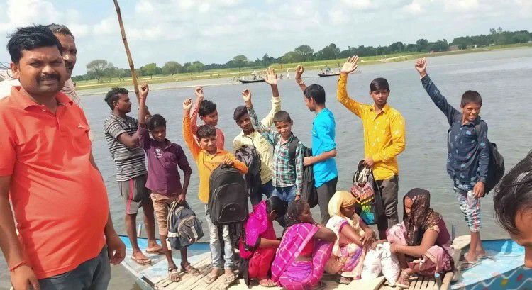 आजमगढ़: बेलहिया पुल न बनने से नाराज छात्रों ने नाव पर किया प्रदर्शन
