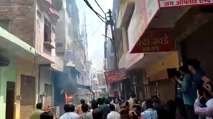 इटावा: विकास खण्ड भरथना कस्बे के रिहायशी गली गोदाम इलाके में में लगी आग