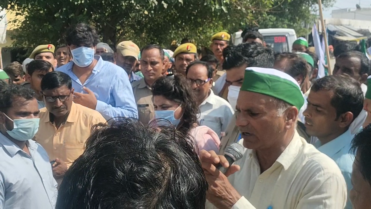 बरेली - आज भारत बंद के आवाहन पर ब्लाक रामनगर सभागार में किसान यूनियन के कार्यकर्ताओं द्वारा धरना प्रदर्शन किया गया व बैंक ऑफ बड़ौदा रामनगर का किया घेराव।