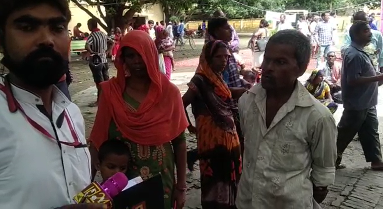 बहराइच:नेत्रहीन महिला को गरीब कल्याण मेला दिवस पर नेता एवं उच्च अधिकारियों से लगाई गुहार पर दिला न सके  लाभ