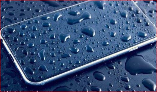 बारिश में स्मार्टफोन भीग जाए तो क्या करें और क्या न करें