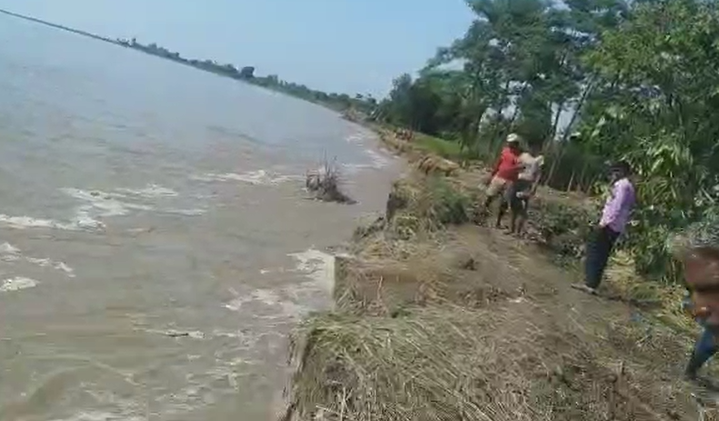 बहराइच: घाघरा नदी के गोद में समाहित गांव  एक किशोर की मौत 500 घर सहित डेढ़ सौ एकड़ कृषि योग्य भूमि नदी में विलीन
