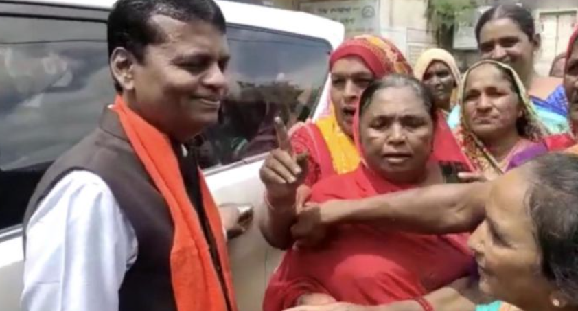 BJP विधायक को देख भड़के बाढ़ प्रभावित, बनाया बंधक