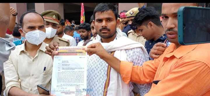 आजमगढ़: राष्ट्रपति और राज्यपाल को संबोधित ज्ञापन सौंपा।