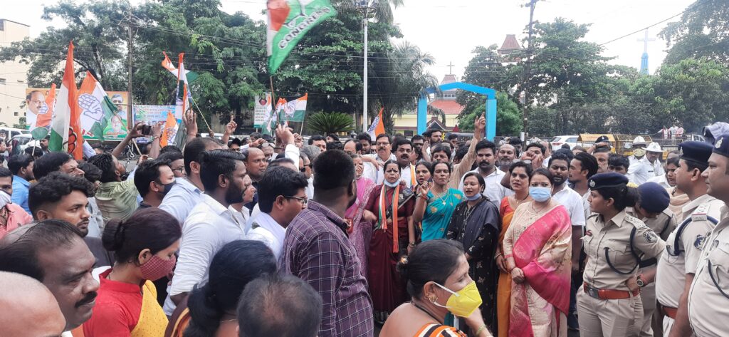 कोरबा -:कांग्रेसियों ने कलेक्ट्रेट का किया घेराव राष्ट्रपति के नाम सौंपा ज्ञापन