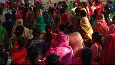 बरेली - टेम्पो पलटने से सिरौली नगर पंचायत के युवा जूता व्यापारी की मौके पर ही दर्दनाक मौतके बाद घर में मचा कोहराम।