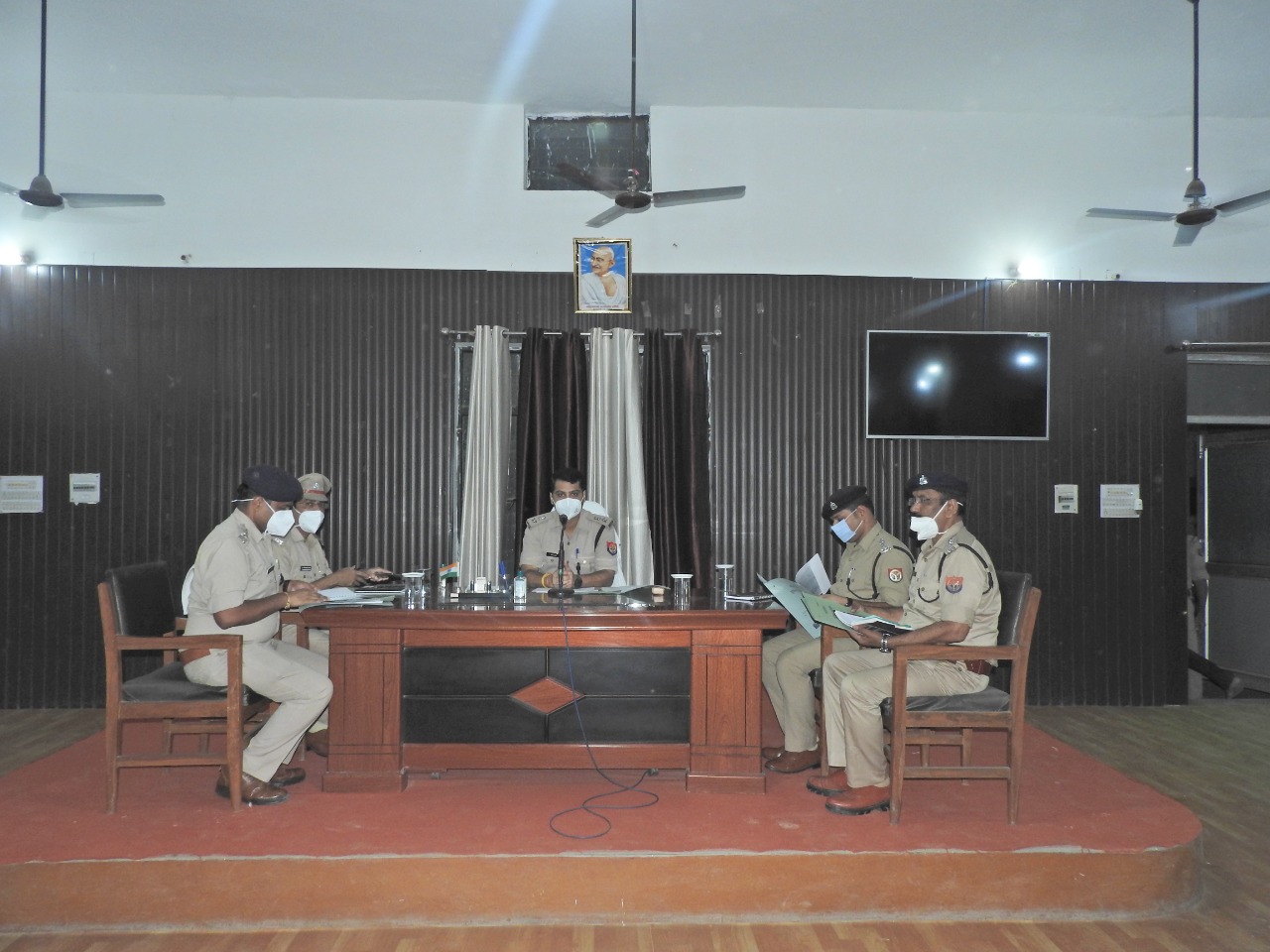 पीलीभीत :पुलिस अधीक्षक दिनेश कुमार पी0 द्वारा पुलिस लाइन में आगामी त्यौहारों के संबंध में समीक्षा बैठक की।
