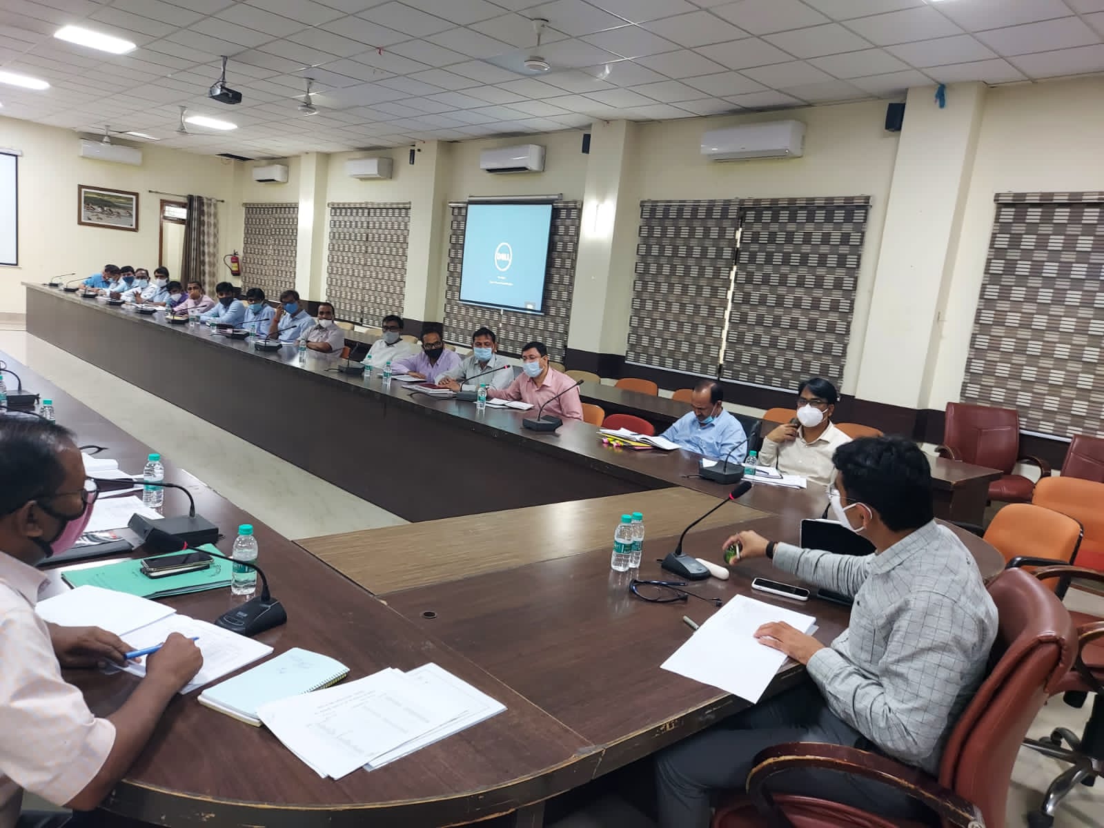 प्रयागराज: जिलाधिकारी ने मण्डलीय रबी गोष्ठी की तैयारियों की समीक्षा बैठक की