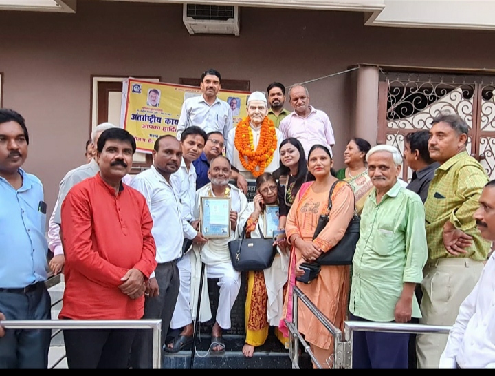 बरेली - शास्त्री व गांधी जयंती की पूर्व संध्या पर जगदीश चंद्र सक्सेना कायस्थ शिरोमणि एवं चित्रा जनजागृति सम्मान से अलंकृत।