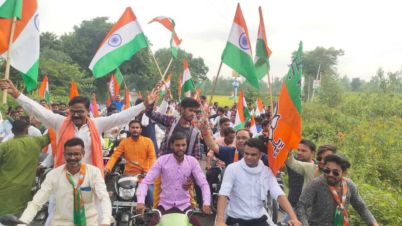 पीलीभीत :2 अक्टूबर गांधी जयंती व पूर्व प्रधानमंत्री लाल बहादुर शास्त्री जयंती के पर्व पर भाजपा कार्यकर्ताओं ने निकाली तिरंगा यात्रा।