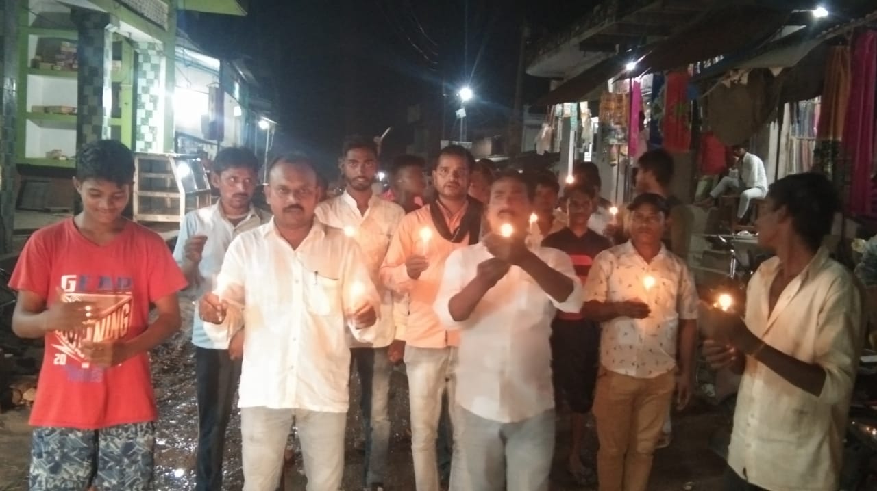 जौनपुर: कैंडल मार्च निकाल कर सरदार सेना के कार्यकर्ताओं ने शहीद किसानों को दी श्रद्धांजलि