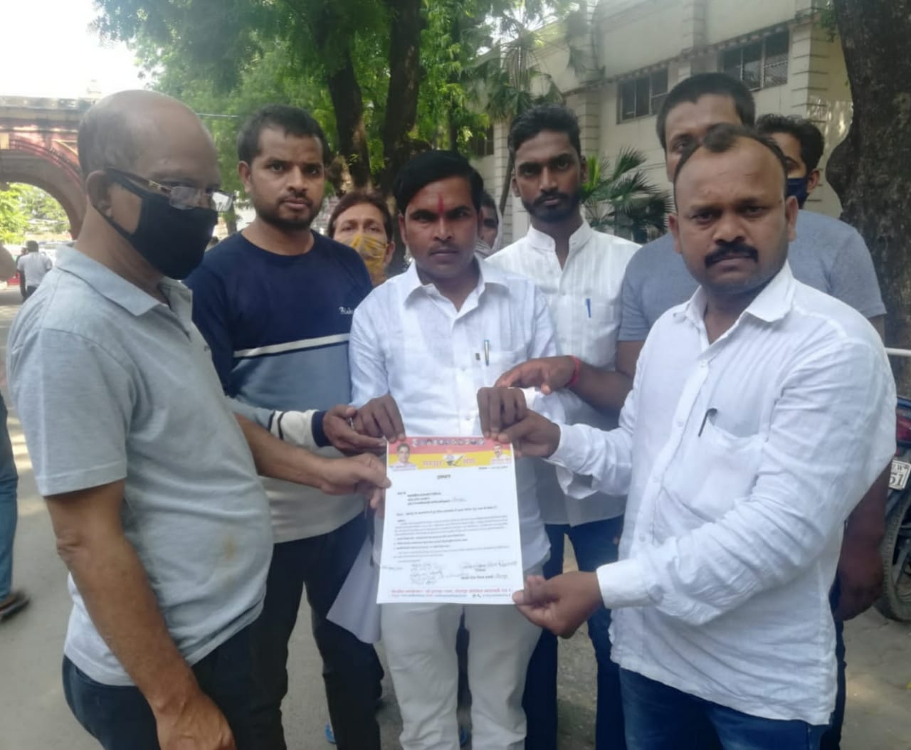 जौनपुर :कानपुर में हुए तिहरा हत्या काण्ड में पीड़ित परिवार को न्याय दिलाने को लेकर सरदार सेना द्वारा प्रशासनिक अधिकारी को दिया ज्ञापन