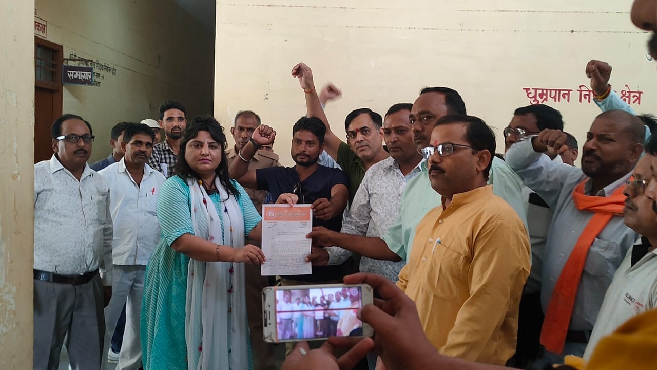 बरेली - हिंदू जागरण मंच आँवला ने कश्मीर में हिंदू शिक्षकों की धर्म पूछकर हत्या करने के विरोध में एसडीएम आँवला द्वारा महामहिम राष्ट्रपति व प्रधानमंत्री को ज्ञापन सौंपा।