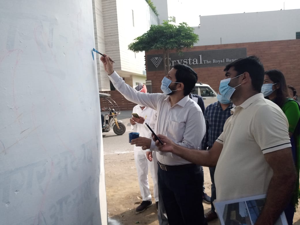 पीलीभीत : नगर क्षेत्र स्थित ओवरब्रिज के पेंटिंग कार्य का जिलाधिकारी द्वारा किया गया शुभारम्भ।