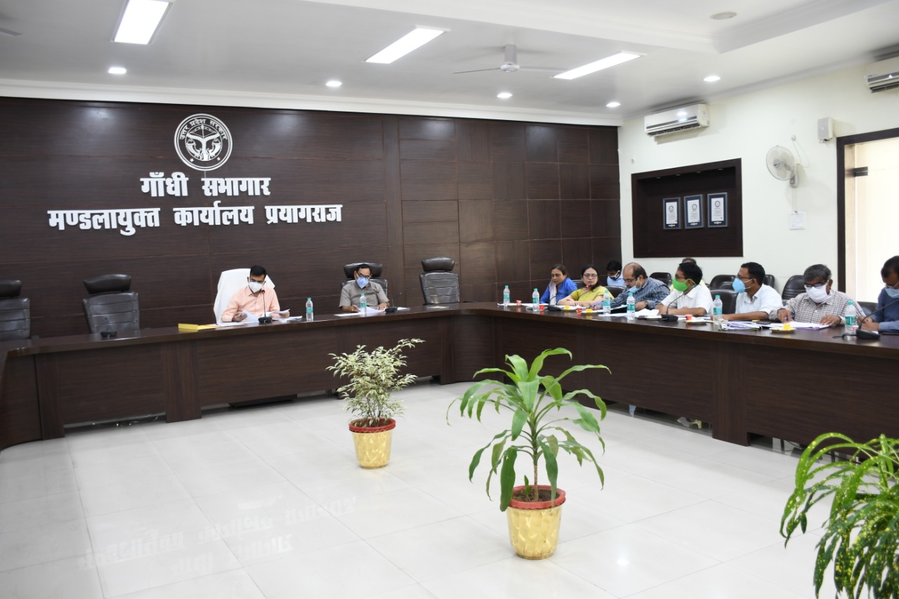 प्रयागराज :मंडलायुक्त ने चिकित्सा एवं समाज कल्याण विभाग संचालित योजनाओ की प्रगति की बिंदुवार समीक्षा की