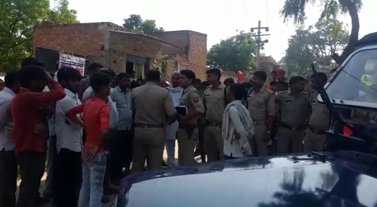 इटावा:किशोरी के शरीर पर सर्प की आकृति बनते ग्रामीणों में कौतूहल मचा।