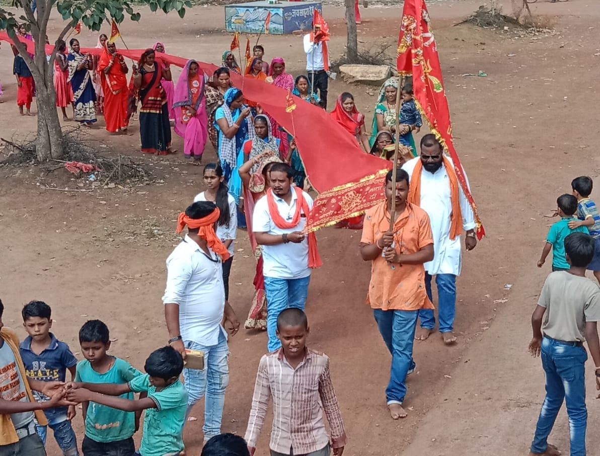 रायपुर   : शिव सैनिकों ने प्रदेश की खुशहाली के लिए शीतला में चढ़ाई 101 मीटर की मनोकामना चुनरी