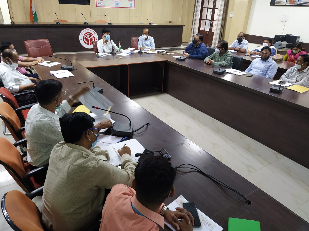 प्रयागराज: मुख्य विकास अधिकारी की अध्यक्षता में विशेष संचारी रोग नियंत्रण एवं दस्तक अभियान की समीक्षा बैठक
