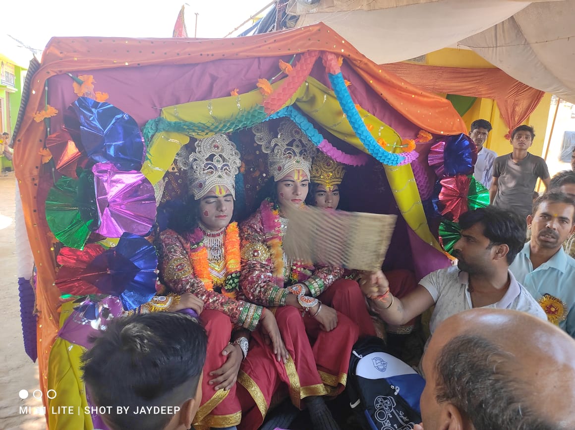 बरेली - आँवला तहसील क्षेत्र के गांव शिवपुरी में राम बारात निकालने के दौरान पहुंची हिंदू जागरण मंच की टीम।