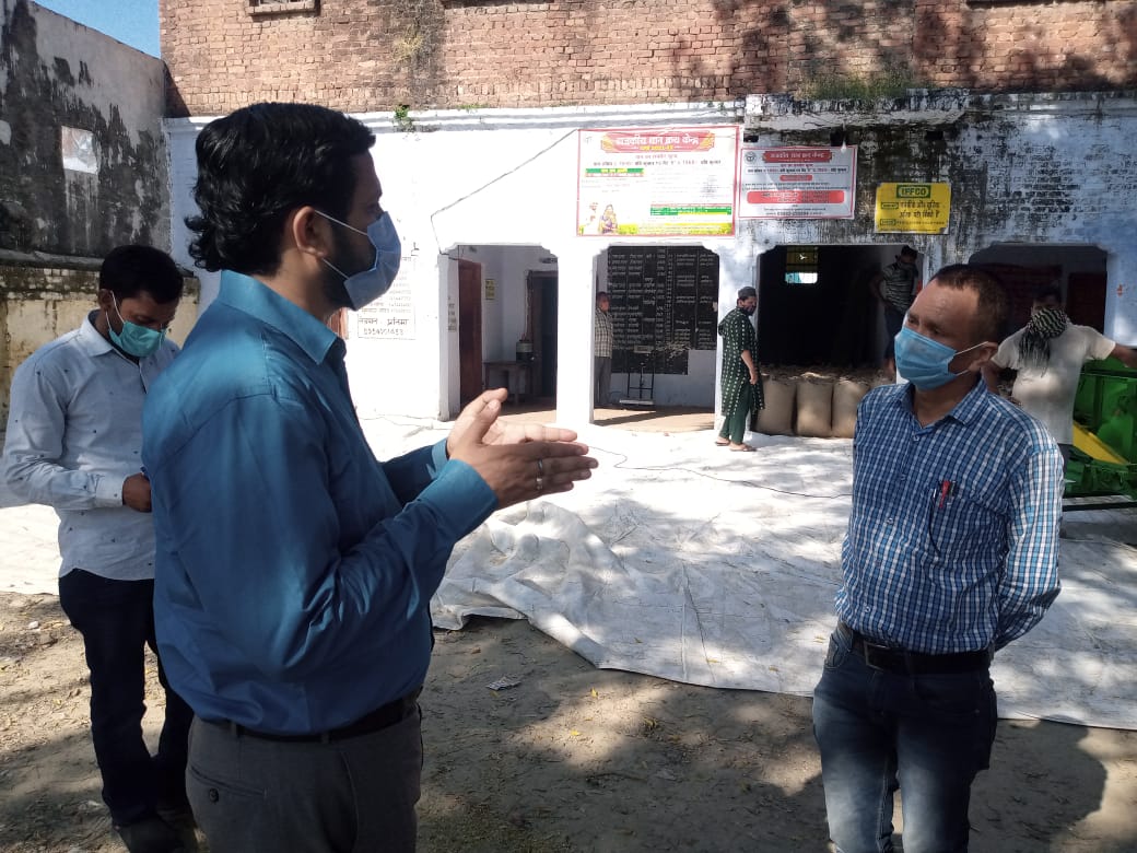 पीलीभीत :जिलाधिकारी ने किसानों से बातचीत कर टोकन व्यवस्था की ली गई जानकारी।
