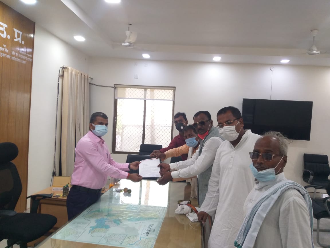 जौनपुर:राष्ट्रीय अध्यक्ष के आवास पर छापेमारी के खिलाफ अपना दल के कार्यकर्ताओं ने सौंपा ज्ञापन