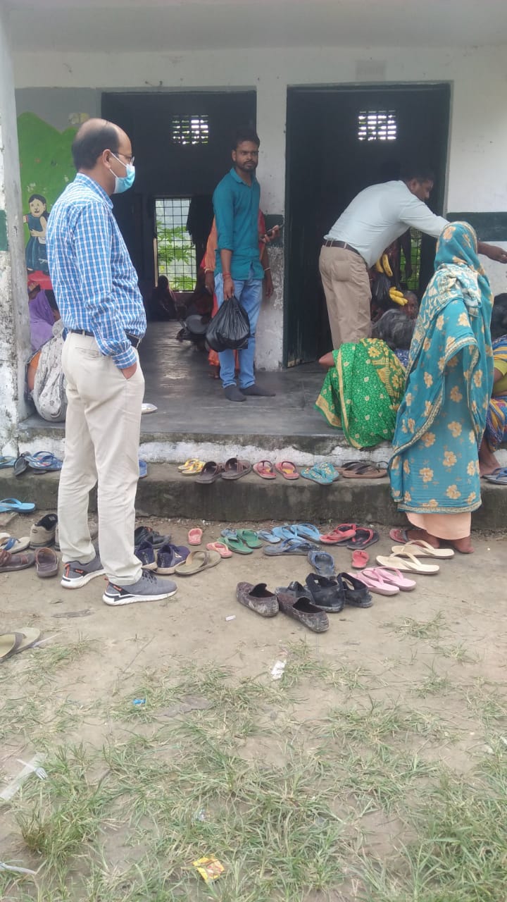 पीलीभीत: उपजिलाधिकारी एवं प्रभारी चिकित्साधिकारी द्वारा लोगों को वितरित किये गये भोजन के पैकेट।