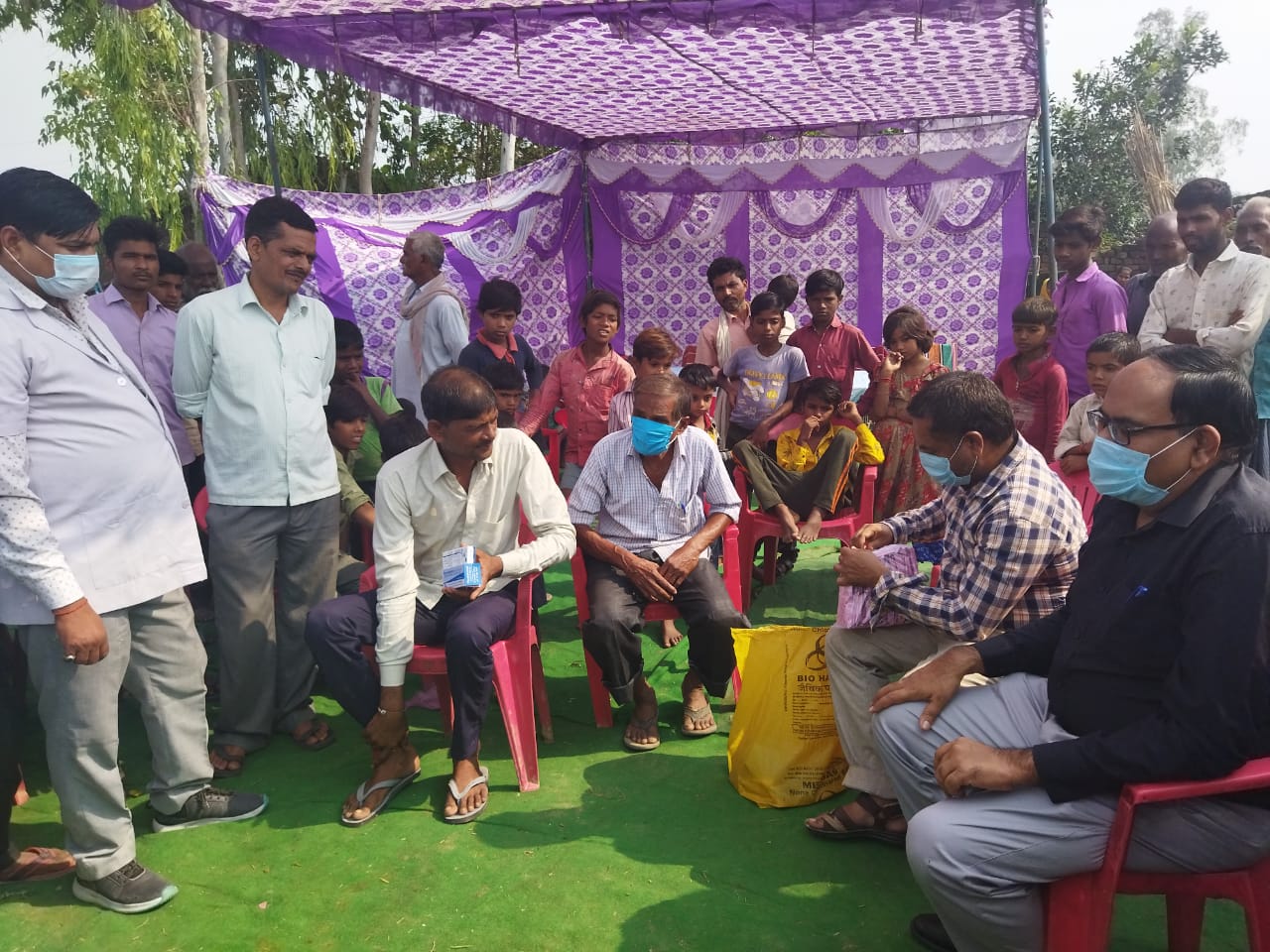 पीलीभीत : बाढ़ प्रभावित ग्रामों में स्वास्थ्य विभाग की टीम द्वारा लोगों का किया गया स्वास्थ्य परीक्षण और वितरित की गई दवाईयों की किट।