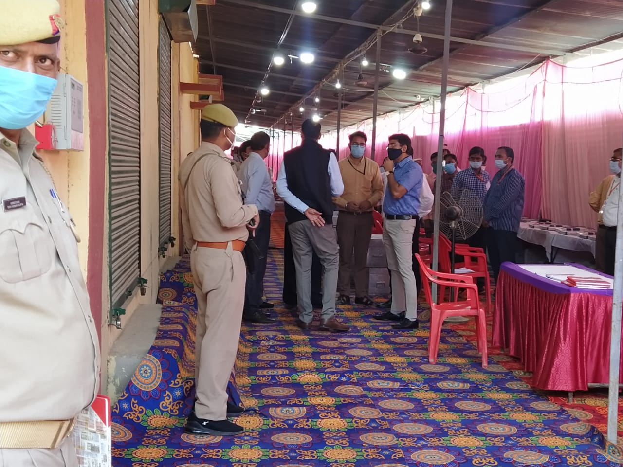 प्रयागराज: जिलाधिकारी ने ई0वी0एम0 निदेशक एस0 सुन्दर राजन के साथ नवीन मुण्डेरा मण्डी स्थित ई0वी0एम0 वेअर हाउस का किया निरीक्षण