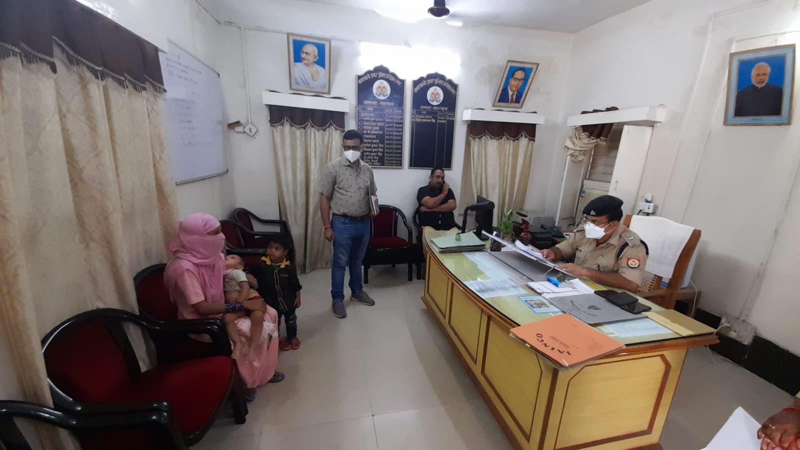 बहराइच पुलिस अधीक्षक कुँवर ज्ञानजंय सिंह ने आए हुए गरीबों की सुनी फरियाद