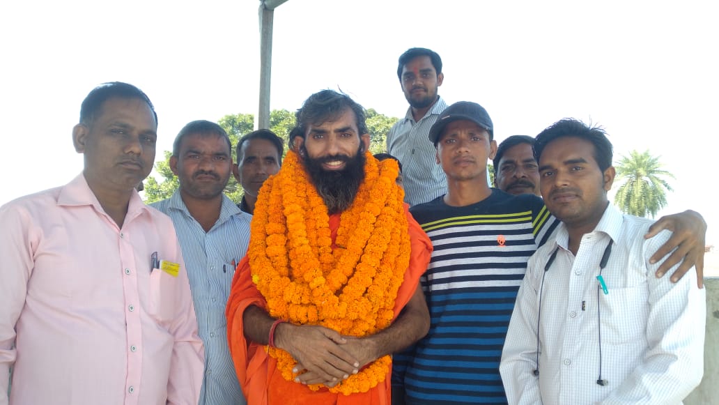 बरेली - खडेश्री तपस्वी विजयदेवनाथ महाराज के बरेली पहुचने पर कार्यकर्ताओ ने किया जोरदार स्वागत।