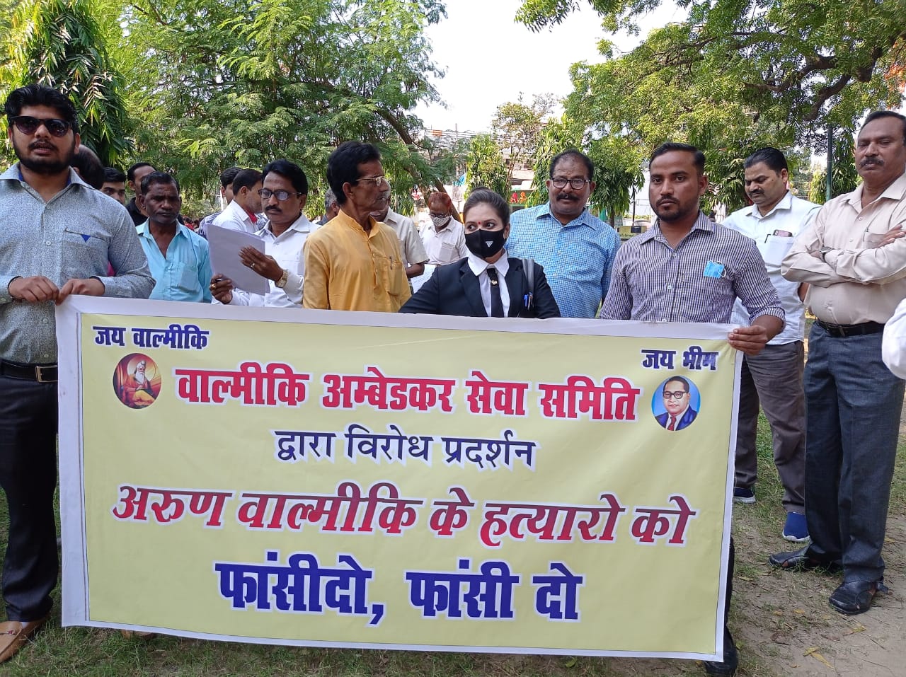बरेली - अरुण वल्मीकि की आगरा में पुलिस हिरासत में निर्मल हत्या के विरोध में डीएम बरेली को सौपा ज्ञापन ।