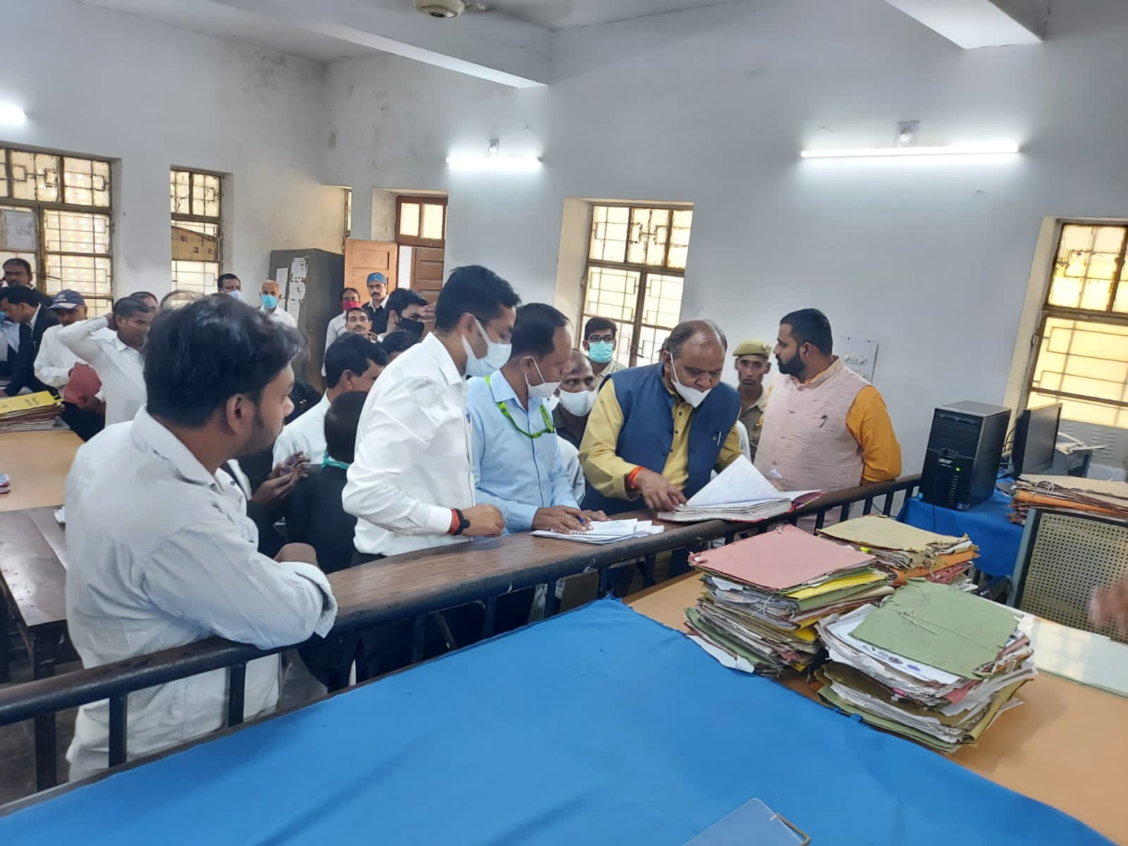 प्रयागराज :मा0 राज्यमंत्री राजस्व विभाग ने विभागीय अधिकारियों के साथ की समीक्षा बैठक