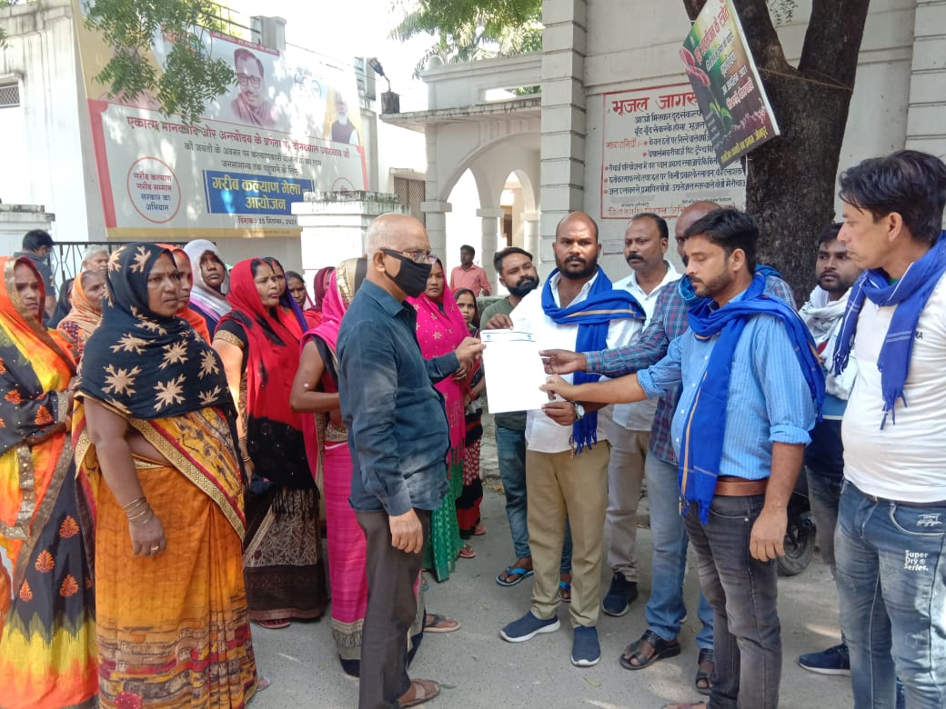 जौनपुर: देसी शराब की दुकान को हटाने को लेकर आजाद समाज पार्टी (काशीराम) ने जिलाधिकारी को दिया ज्ञापन