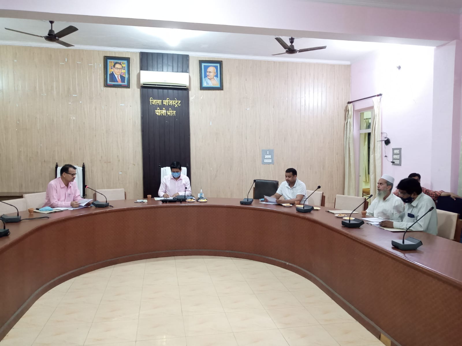 पीलीभीत : शत-प्रतिशत शिशुओं व गर्भवती महिलाओं का कराया जाये टीकाकरण-जिलाधिकारी।