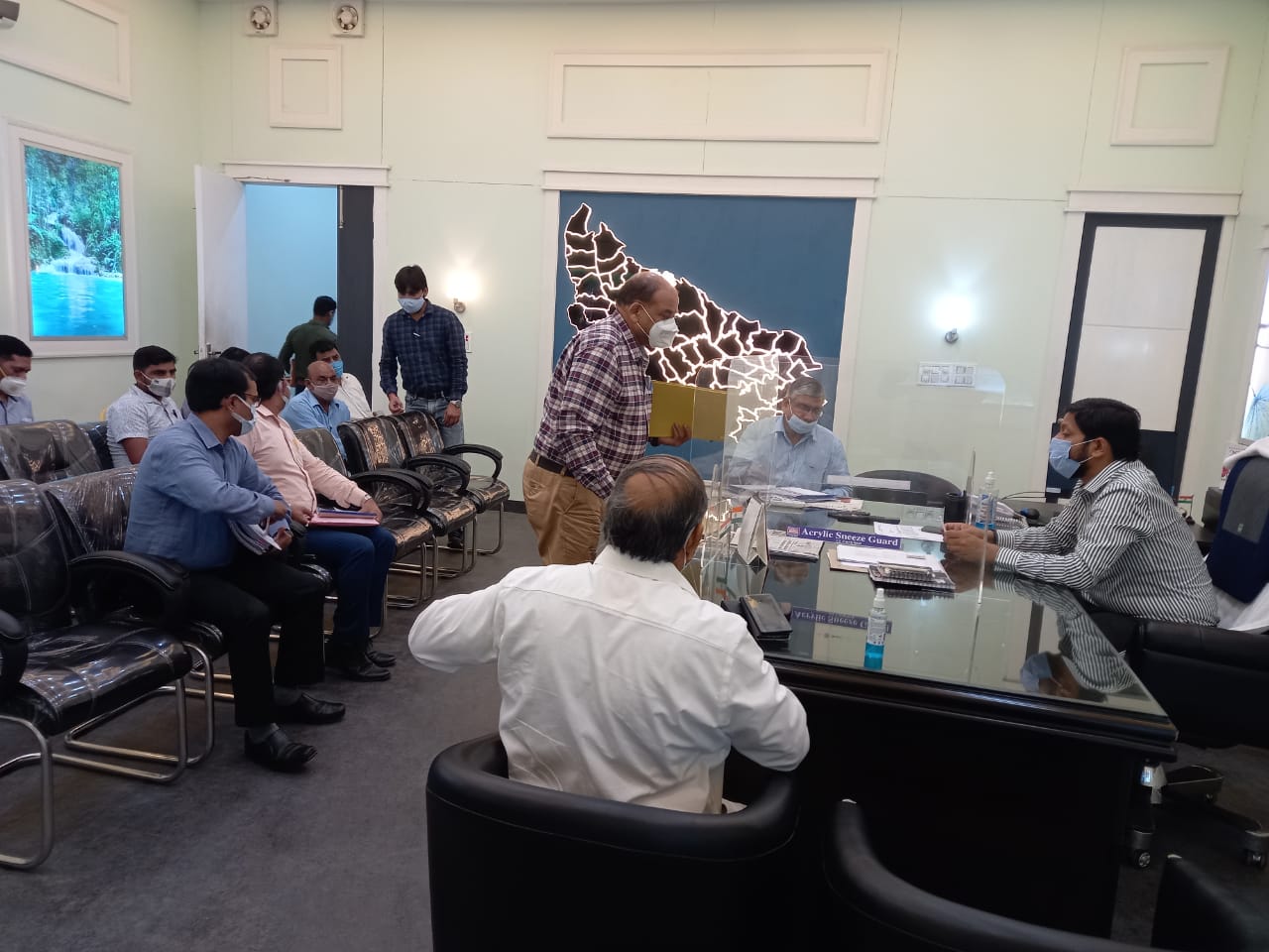 पीलीभीत: जिलाधिकारी की अध्यक्षता में बार्डर एरिया के निकटतम क्षेत्रों में खाद/उर्वरकों के अवैध परिसंचालन पर रोक लगाने व जिला भूमि एवं जल संरक्षण समिति की समीक्षा बैठक सम्पन्न।