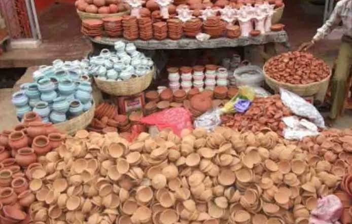 रायपुर-:दीपोत्सव सजावटी सामानों के आगे मिट्टी के दीयों की मांग हो गई कम