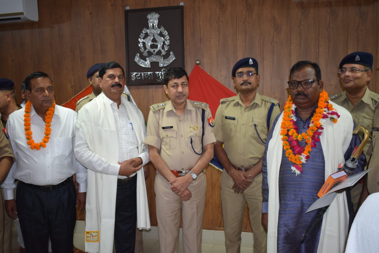 इटावा :अपनी आयु पूर्ण करने वाले अधिकारी कर्मचारी को सम्मान पत्र देकर विदाई हुई